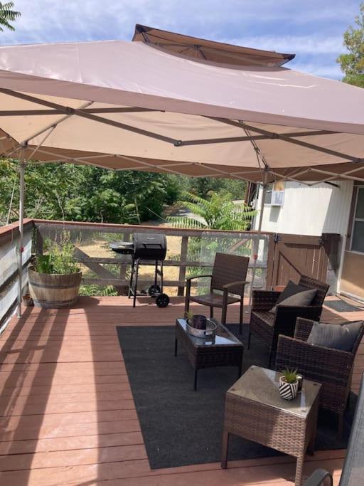 Shirley Creek Retreat: A Mountain Oasis Wofford Heights